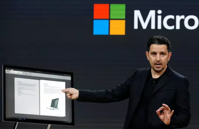 Panos Panay, Corporate Vice President for Surface Computing, předvádí nový počítač Microsoft Surface Studio na živé akci ve čtvrti Manhattan v New Yorku, 26. října 2016. REUTERSLucas Jackson