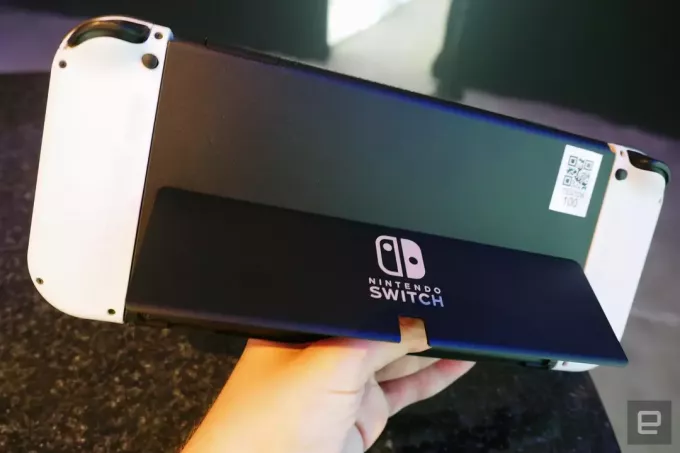 Zadní strana Nintendo Switch se širším stojánkem